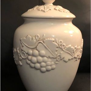 Stonelite inspirado Seattle USA decorative cookie jar. White, good condition